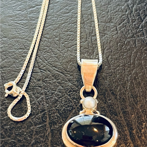Sterling Silver, Onyx and Topaz necklace - Picture 4 of 5